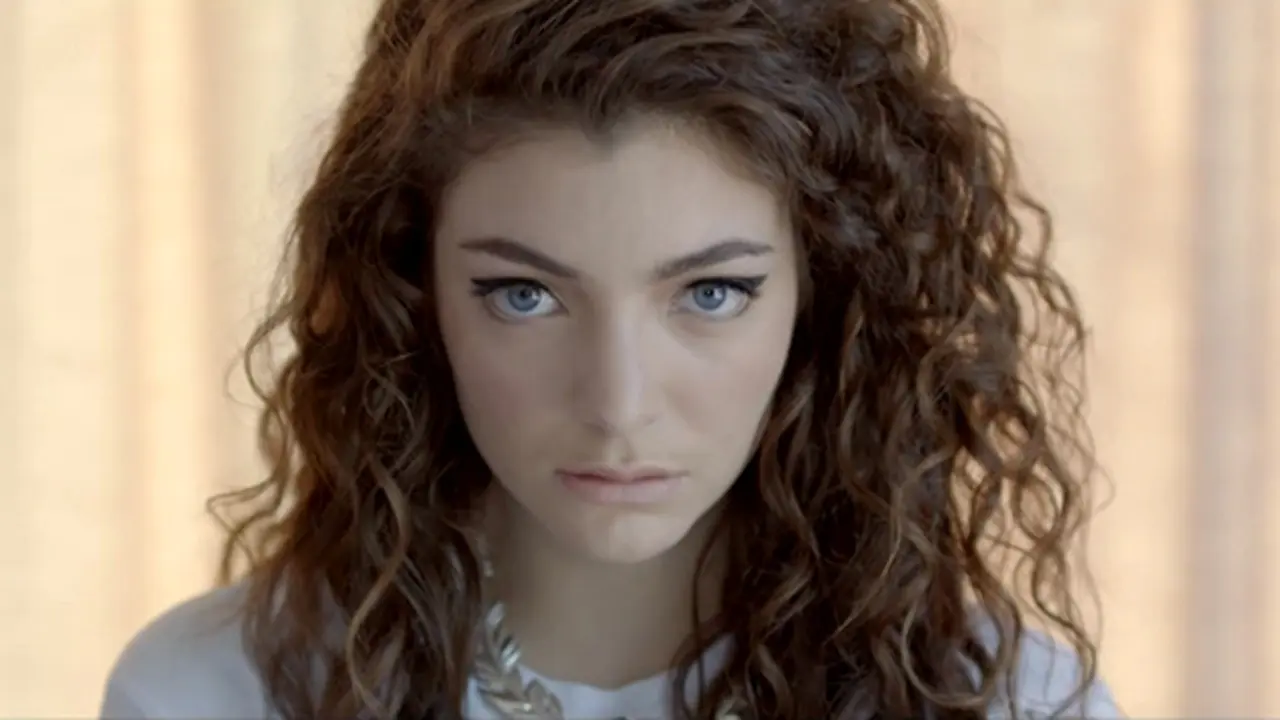 Lorde Kecanduan Media Sosial