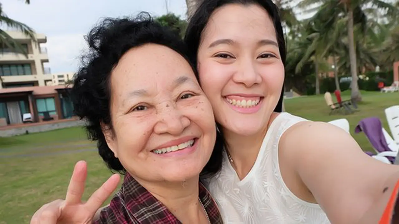 Serunya mother-daughter squad./Copyright shutterstock.com