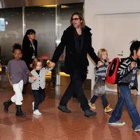 Angelina Jolie dikabarkan berubah pikiran dan akan menghabiskan Natalnya bersama dengan Brad Pitt dan anak-anak, benarkah hal tersebut? (TORU YAMANAKA / AFP)