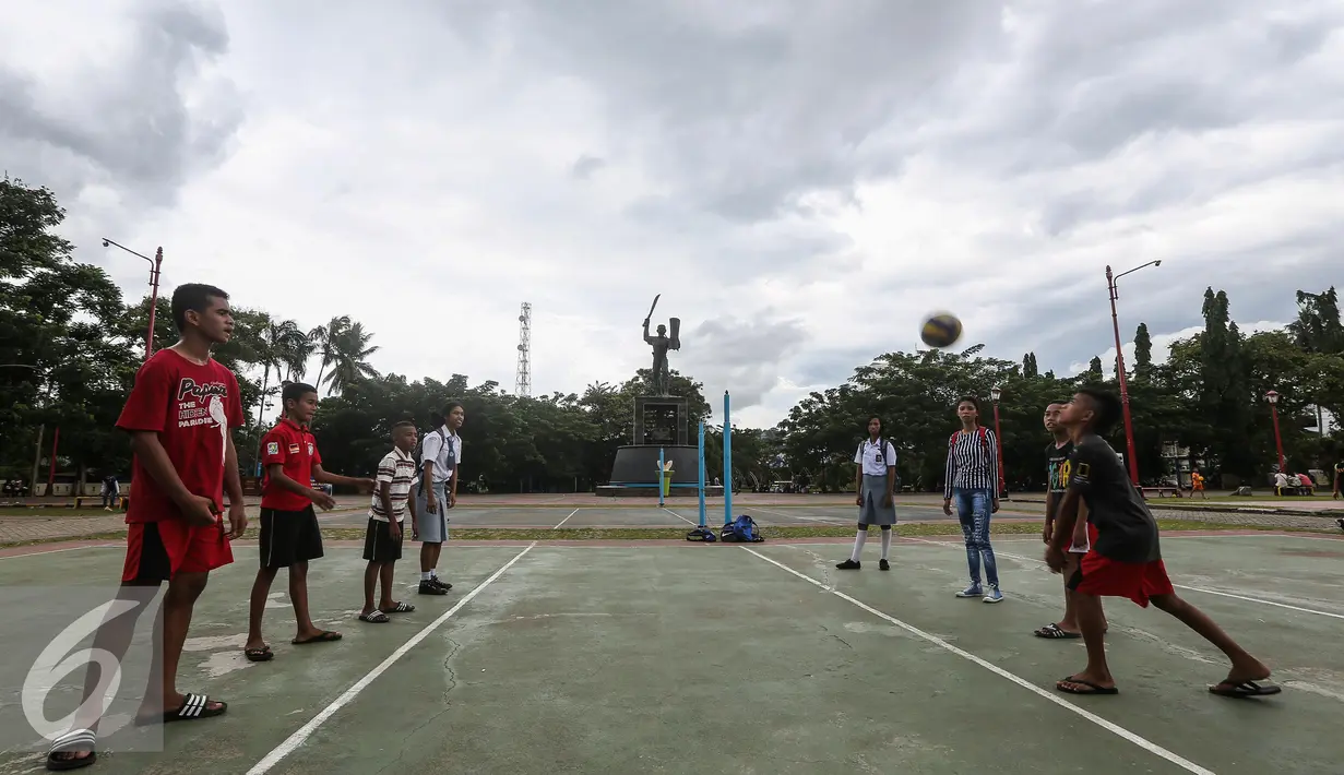 Sejumlah remaja bermain bola voli di Lapangan Merdeka, Ambon, Maluku, Senin (7/2). Ambon manise adalah semboyan kota Ambon. Semboyan ini menggambarkan betapa manisnya kota dan masyarakat Ambon. (Liputan6.com/Faizal Fanani)