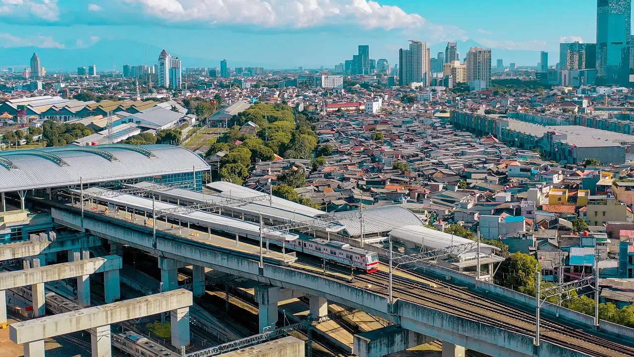 Stasiun Manggarai yang mulai beroperasi sejak 1 Mei 1918 terus dibangun menjadi stasiun sentral. (Dok KAI Commuter)