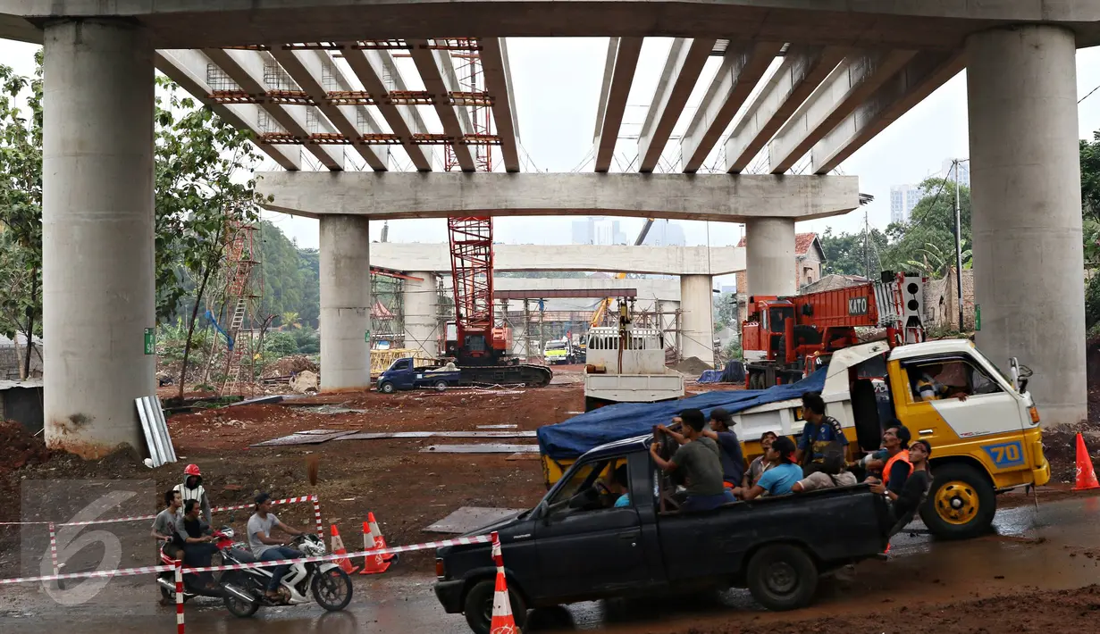 Kendaraan melintas di area proyek jalan tol Depok-Antasari di kawasan Pondok Labu, Jaksel, Rabu (2/12/2015). Progress fisik Seksi I ruas Antasari-Sawangan sepanjang 12 km tersebut ditargetkan rampung pertengahan 2016. (Liputan6.com/Immanuel Antonius)