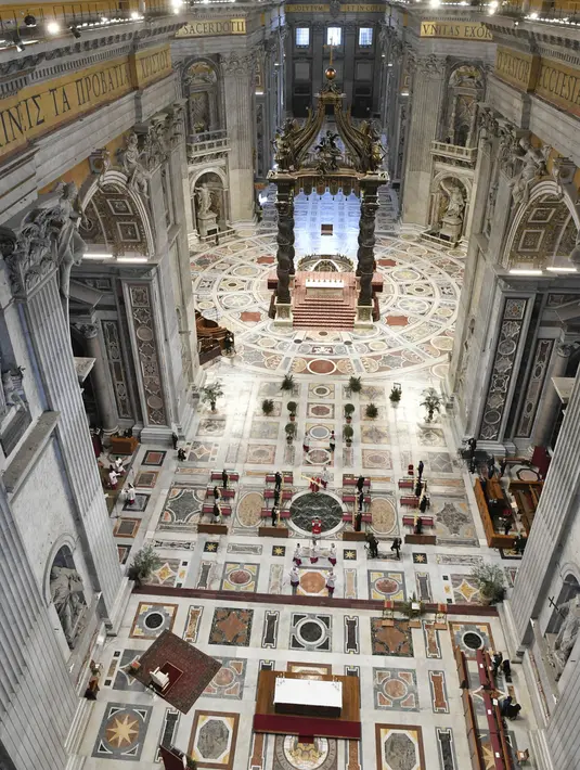 Suasana Misa Minggu Palma di St. Peter's Basilica, Vatikan, Minggu (5/4/2020). Saat tak ada pandemi virus corona COVID-19 seperti sekarang, Vatikan menjadi tujuan umat Katolik seluruh dunia yang ingin merasakan perayaan Paskah di pusat agamanya. (Handout/VATICAN MEDIA/AFP)
