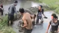 Tradisi Perang Lumpur di Semarang