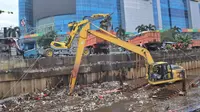 Sampah diangkut dari aliran Kali Banjir Kanal Barat (BKB) depan Mal Season City, Tambora, Jakarta Barat. (foto: dokumentasi Badan Air Suku Dinas Lingkungan Hidup Jakarta Barat)
