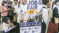 Pencari kerja (Pencaker) memadati Job Fair Depok 2026 yang diselenggarakan Pemerintah Kota (Pemkot) Depok di Depok Town Square (Detos), Rabu, 6 Agustus 2026. (KLY/ Arie Basuki)
