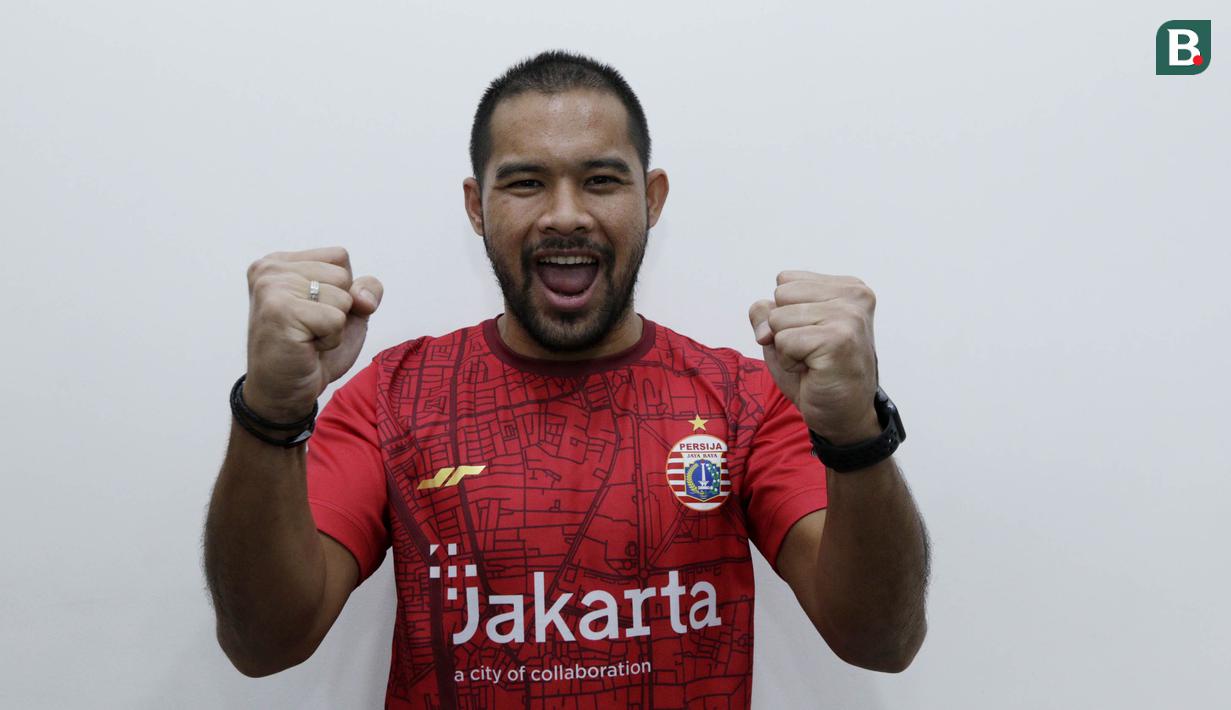 Pemain Persija Jakarta, Andritany Ardhiyasa, berpose di Kantor KLY, Gondangdia, Jumat (26/6/2020). Andritany berhasil menjadi juara BOLA Esports Challenge setelah mengalahkan Rizky Darmawan dengan skor 8-0. (Bola.com/M Iqbal Ichsan)