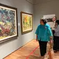 Wakil Duta Besar RI untuk Jepang Maria Renata Hutagalung meninjau pameran seni KBRI Tokyo di Museum Seni Fuji Tokyo bertajuk "Indonesia: Harmoni dalam Keberagaman – Jalan Menuju Pertukaran Budaya dengan Dunia". (Dok. KBRI Tokyo)