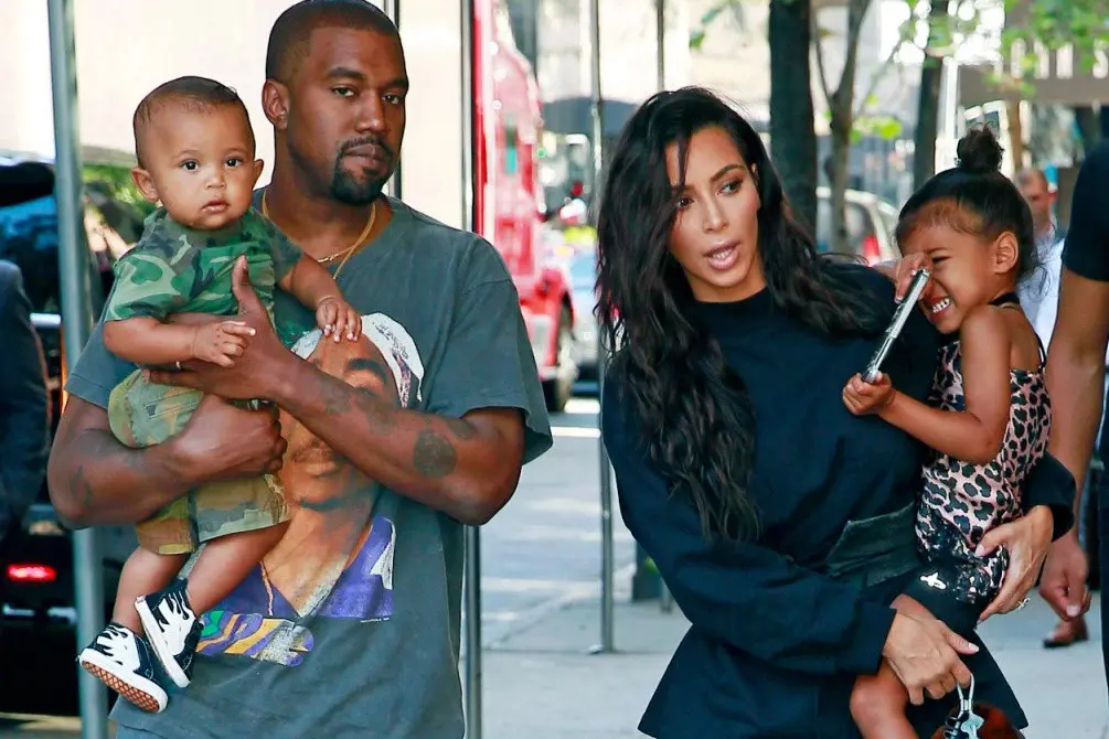 Kanye West dan Kim Kardashian bersama anak mereka, Saint dan North (E!)