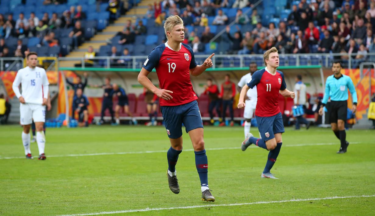 Selebrasi pemain Norwegia, Erling Haaland setelah mencetak gol ke gawang Honduras pada laga fase grup Piala Dunia U-20 2019 di Lublin Stadium, Polandia (30/5/2019). Erling Haaland mencetak total 9 gol pada edisi terakhir Piala Dunia U-20 tahun 2019 di Polandia. Hebatnya kesembilan gol tersebut dicetaknya hanya dalam 1 laga saat Norwegia melumat Honduras 12-0 pada fase grup. (FIFA)