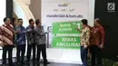 Direktur Retail Banking Bank Mandiri Tardi, SVP Consumer Loan Bank Mandiri Harry Gale, Dirut MTF Ignatius Susatyo Wijoyo dan Dirut BSM Tony Eko Boy Subari meninjau booth Bank Mandiri di GIIAS 2017, Tangsel, Kamis (10/8). (Liputan6.com/Angga Yuniar)