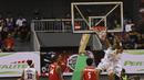 Pebasket Pelita Jaya, Chester Giles, memasukan bola saat laga IBL All Star di Britama Arena, Jakarta, Minggu (7/1/2018). Dirinya menjadi MVP IBL All Star setelah menorehkan 40 poin dan 10 rebound. (Bola.com/M Iqbal Ichsan)