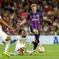 Pemain Barcelona, Frenkie de Jong (kanan) berusaha melepaskan diri dari pengawalan pemain Pumas Unam, Dani Alves (tengah) dalam laga bertajuk Trofeo Joan Gamper, Minggu (7/8/2022) malam waktu setempat. (AP Photo/Joan Monfort)