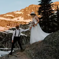 Cerita mengharukan untuk menyelamatkan pernikahan mereka dengan mengadakan di gunung. (Foto: Destinie Fouche Photography)