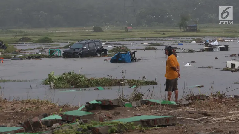 Mobil Diterjang Tsunami Anyer