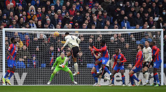 Momen bek Liverpool, Virgil Van Dijk mencetak gol ke gawang Crystal Palace. (DANIEL LEAL / AFP)