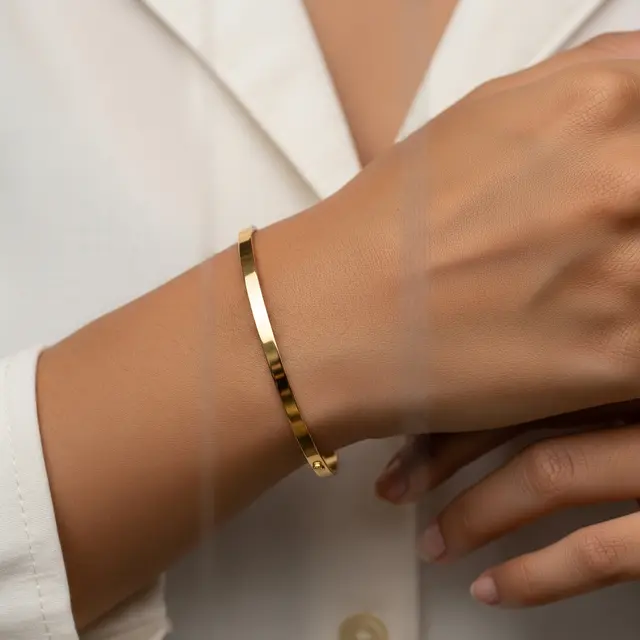 Model Gelang Emas Tipis yang Nyaman Dipakai Harian (Image by ChatGPT)