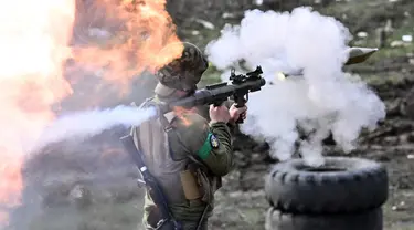Seorang prajurit Ukraina menembakkan granat berpeluncur roket (RPG) dari peluncur saat latihan di tengah invasi Rusia ke Ukraina di wilayah Donetsk, Jumat (7/4/2023). (Genya SAVILOV/AFP)