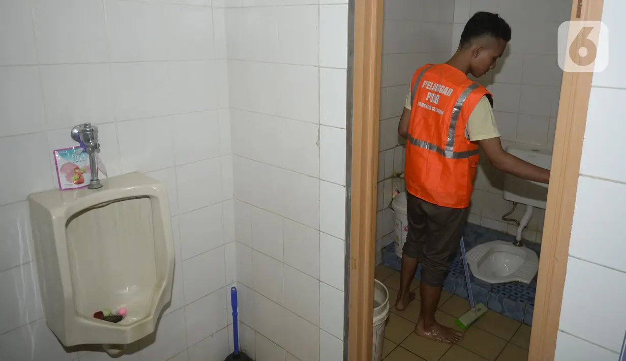 Pelanggar Operasi Yustisi mencegah penularan Covid-19 dihukum di Ruko Granada, BSD, Tangerang Selatan, Banten, Rabu (23/9/2020). Sebagai efek jera, warga yang tidak mengenakan masker diberi sanksi sosial berupa membersihkan toilet, menyapu, push up, dan denda Rp 50 ribu. (merdeka.com/Dwi Narwoko)