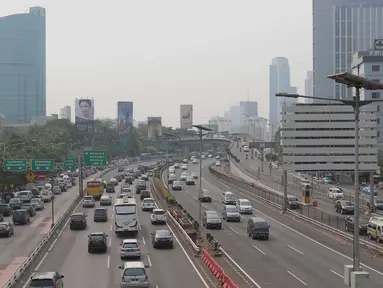 Kendaraan melintas di ruas tol dalam kota di Jakarta, Minggu (1/11/2015). Sebanyak 15 ruas tol mengalami kenaikan tarif per 1 November. (Liputan6.com/Angga Yuniar)