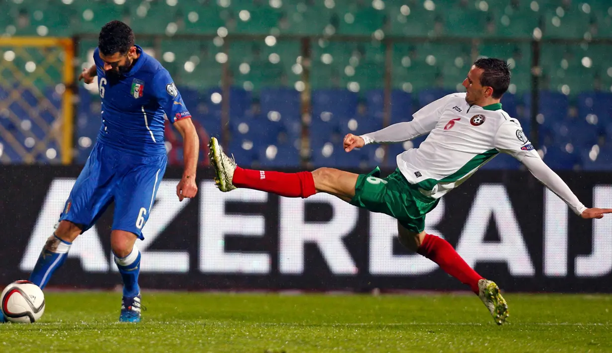 Duel panas terjadi di laga kualifikasi Piala Eropa 2016 antara Bulgaria dengan Italia di Stadion Nasional Vasil Levski, Minggu (29/3/2015). Italia bermain imbang 2-2 melawan Bulgaria. (REUTERS/Stoyan Nenov)