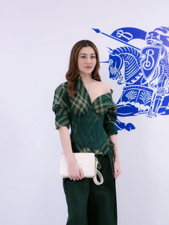 6 Inspirasi Padu Padan Outfit Kotak-kotak dari Aaliyah Massaid, Syifa Hadju, hingga Nia Ramadhani