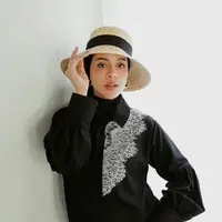 Berikut ini terdapat beberapa ide aksesoris hijab ala hijaber Aghnia Punjabi yang bisa kamu jadikan inspirasi. Simak selengkapnya. (Foto: Instagram.com/Aghnia Punjabi).