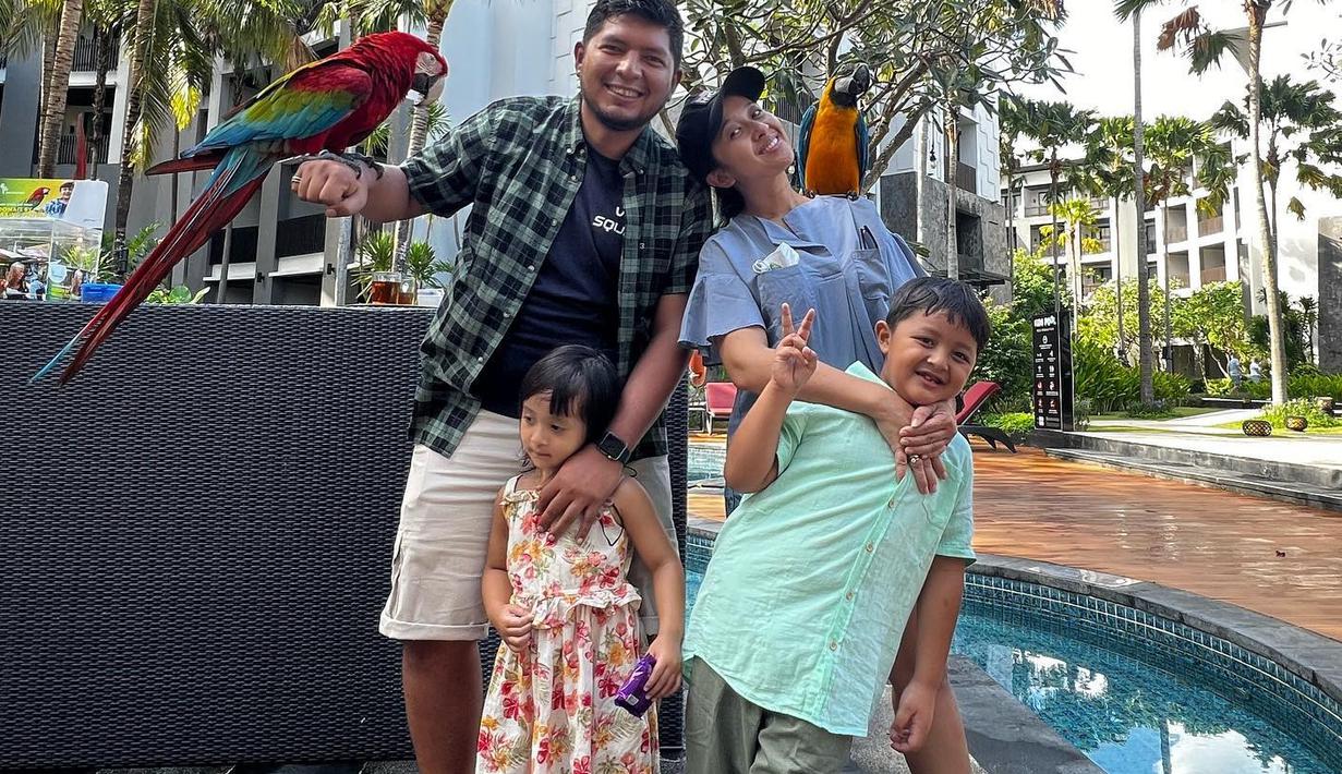 <p>Chua Kotak bersama suami, dan anak-anaknya, berlibur ke Bali. Mereka datang ke Bali Zoo dan bermain dengan burung. (Foto: Instagram/@chuakotak)</p>