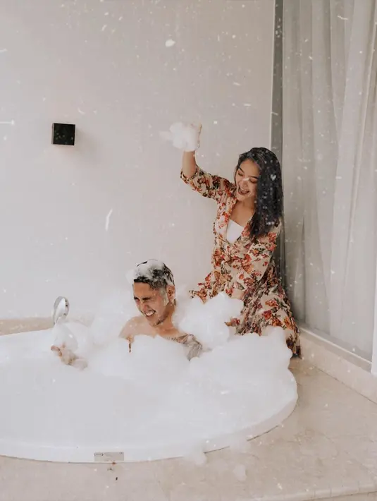 Dalam foto tersebut, Krisjiana tampak berendam di dalam bathtub yang berisi busa sabun. Suami Siti Badriah itu pun tampak tak mengenakan pakaian sehingga bagian atas badannya. (Liputan6.com/IG/@sitibadriahh)