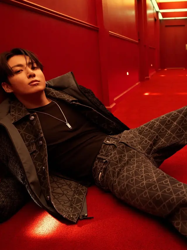 Jung Kook BTS kenakan denim Calvin Klein. Dok. Calvin Klein