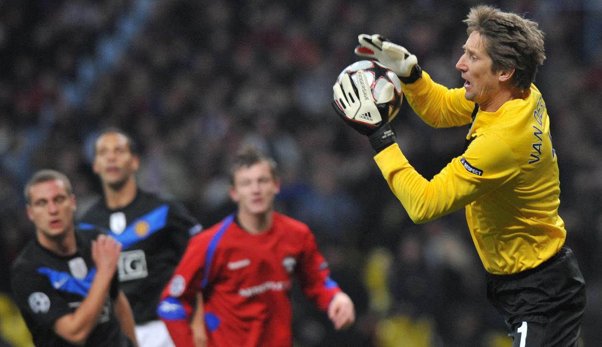 Edwin van der Sar. Hingga pensiun pada Juli 2011, Edwin van der Sar total bermain dalam 98 laga di Liga Champions bersama Ajax, Juventus dan Manchester United dengan torehan 51 kali clean sheet dan kebobolan 77 gol. Dua trofi berhasil diraihnya masing-masing bersama Ajax pada 1994/1995 dan Manchester United pada 2007/2008. (AFP/Yuri Kadobnov)