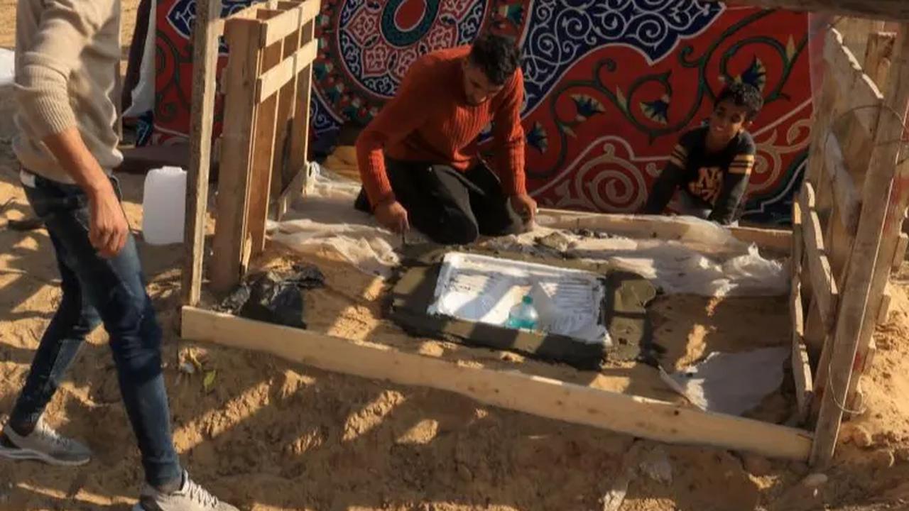 FOTO: Ketabahan Warga Palestina Sudah Dipaksa Mengungsi dari Khan Younnis Langsung Bikin Tempat Tinggal Darurat Sendiri di Rafah