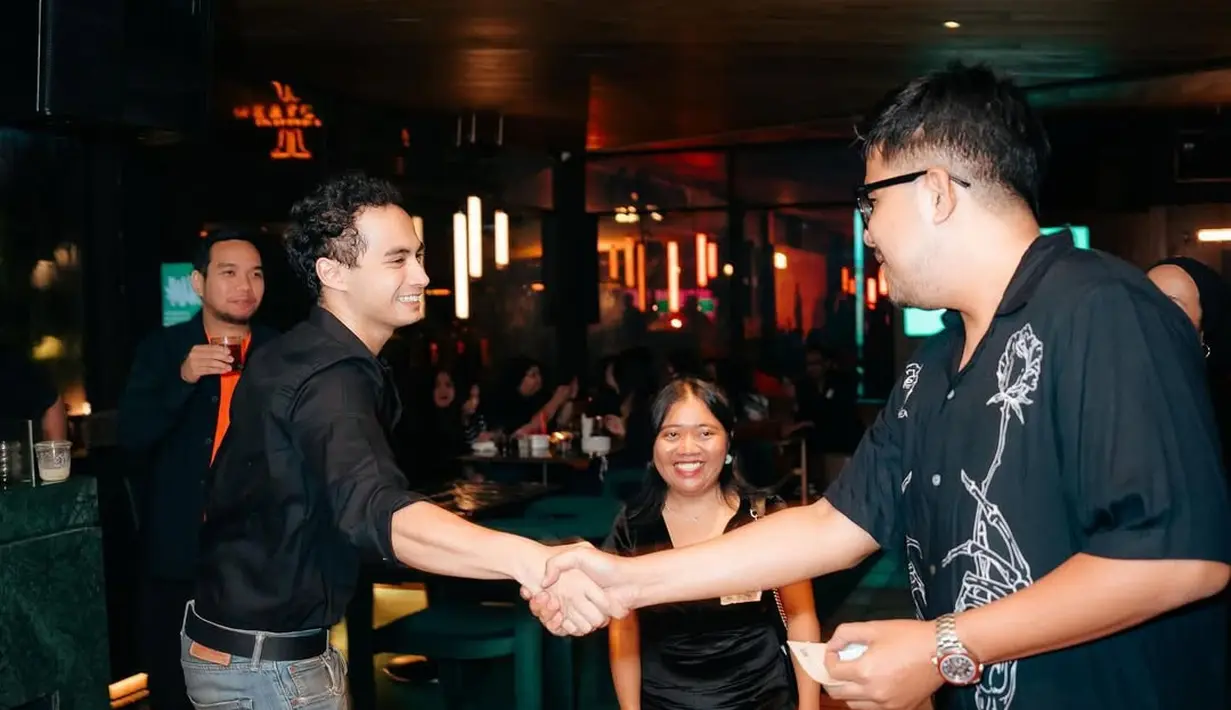 Penampilannya yang sleek dan sederhana ini terlihat sangat serasi saat berdampingan dengan Prilly, menciptakan harmoni visual yang menarik perhatian para tamu di acara tersebut. [@omara.esteghlal ].