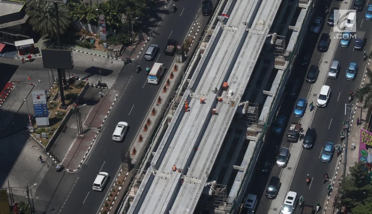 Kendaraan melintas di bawah proyek pembangunan Light Rail Transit (LRT) Jabodebek di Rasuna Said, Kuningan, Jakarta, Rabu (21/8/2019). Jadwal pengoperasian LRT Jabodebek molor dari target yang pada awalnya direncanakan bisa beroperasi pada 2019. (Liputan6.com/Angga Yuniar)