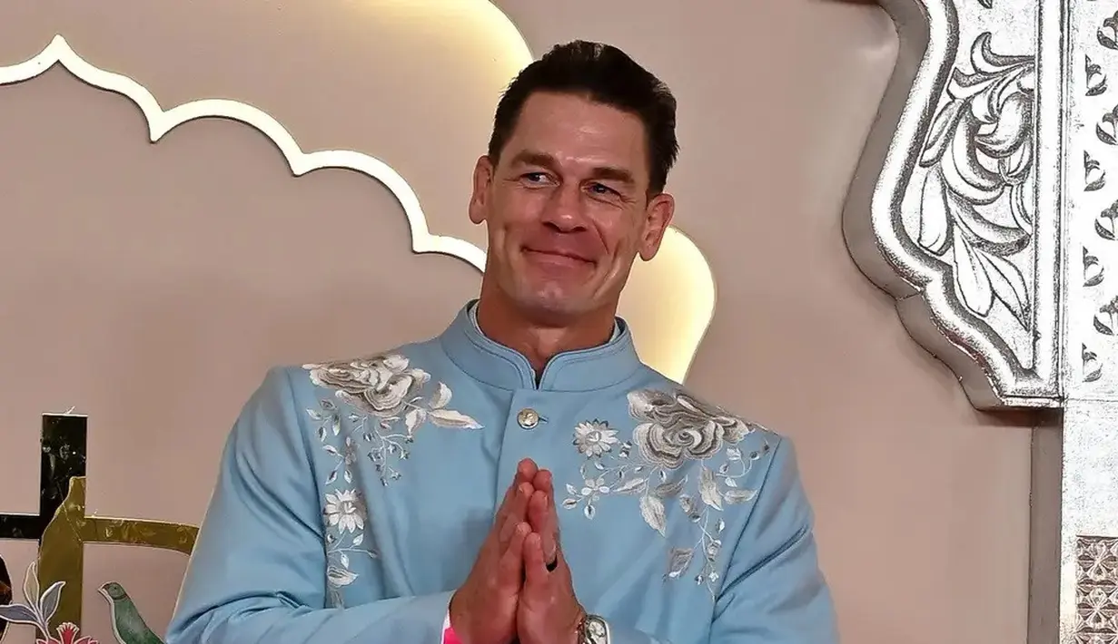 Aktor Hollywood John Cena menghadiri pernikahan Anant Ambani dan Radhika Merchant mengenakan pakaian India berwarna biru muda yang disebut Salwar Kameez. [Foto: Document/businessinsider]