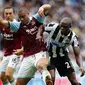 Duel Winston Reid dan Shola Ameobi pada pertandingan Liga Inggris antara Newcastle United melawan West Ham United di Stadion St. James' Park , Newcastle Sabtu 24 Agustus 2013. (AFP/Ian Macnicol)