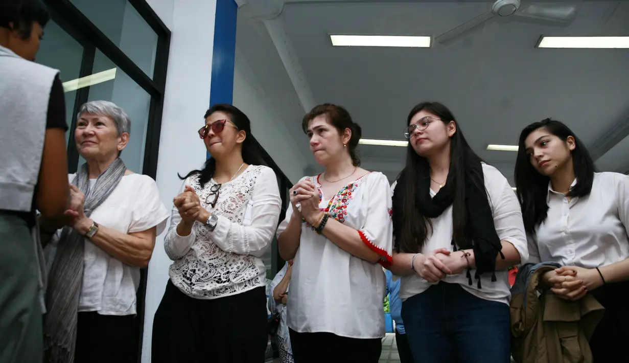 Doa dipanjatkan untuk ayahnya yang kembali ke pangkuan Tuhan. Ia telah terbebas dari penyanyit jantung yang selama ini dideritanya selama bertahun-tahun. (Nurwahyunan/Bintang.com)