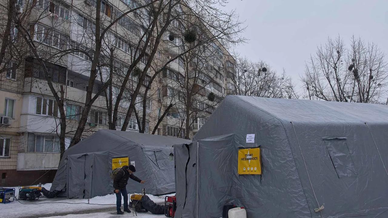 FOTO: Fasilitas Energi Diserang Rusia, Warga Kyiv Terdampak Krisis Musim Dingin