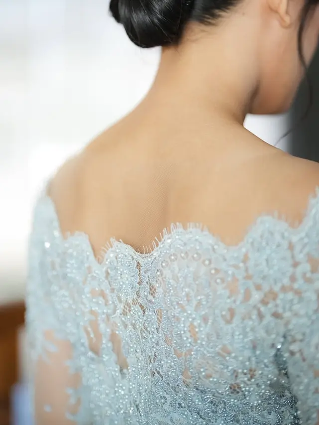 Aqeela Calista Resmi Lulus SMA dengan gaya elegan. [@dimassinggih]