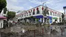 Anggota Tentara Meksiko membersihkan lumpur dari jalan setelah hujan lebat yang menyebabkan banjir di Ecatepec, Meksiko (7/9/2021).  (AFP/Claudio Cruz)