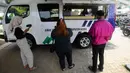 Calon pencari kerja dengan menggunakan gadget mengurus pembuatan Kartu Pencari Kerja (AK-1) pada mobil pelayanan Bogor Career Center di Kantor Kecamatan Ciseeeng, Bogor, Senin (28/11/2022). Kegiatan yang dilakukan pemkab Bogor melalui Disnaker ini untuk mempermudah masyarakat dalam mengurus Pembuatan Kartu Pencari Kerja (AK-1) atau biasa disebut dengan kartu kuning di wilayah pesolok Kabupaten Bogor. (merdeka.com/Arie Basuki)
