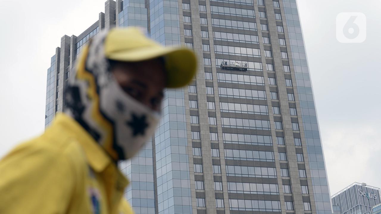 FOTO: Perawatan Gedung Bertingkat Jelang New Normal di Jakarta