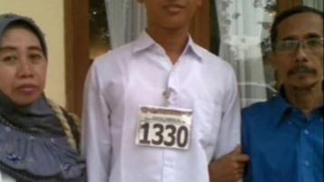 Potret Perwira tersebut saat pertama kali mengikuti seleksi di Akademi Kepolisian (Akpol) dan diantar oleh sang Ayah dan Ibundanya.