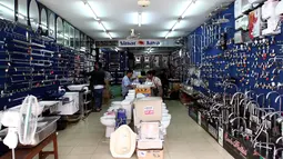 Calon pembeli melihat barang di sebuah toko di Kawasan Pinangsia Glodok, Jakarta Barat, Selasa (22/8). Pasar pusat perbelanjaan Pinangsia Glodok yang tumbuh sejak ratusan tahun lalu ini masih tetap jadi favorit untuk berbelanja. (Liputan6.com/Johan Tallo)