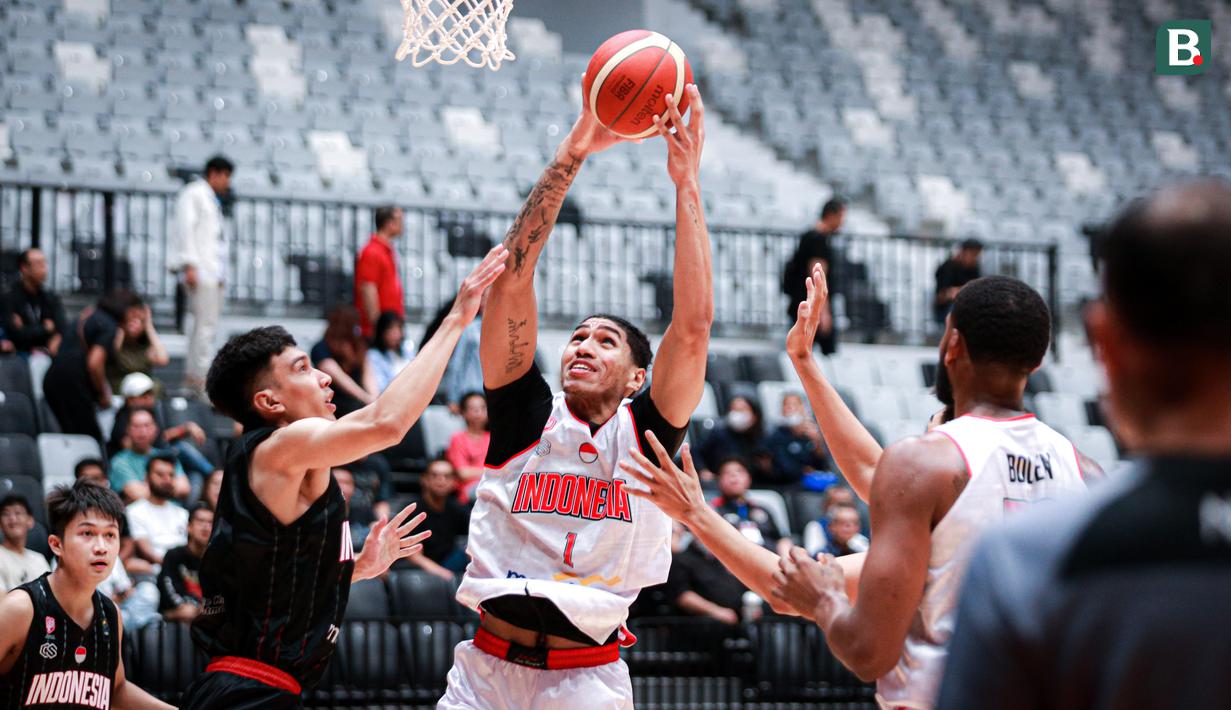 <p>Pemain Timnas Basket Indonesia, Derrick Michael Xaviero (tengah) berusha menembak bola ke arah ring Indonesia Patriots pada laga Indonesia International Basketball Invitational di Indonesia Arena, Senayan, Jakarta, Rabu (02/08/2023). (Bola.com/Bagaskara Lazuardi)</p>