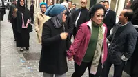 Megawati dan Mufidah Kalla saat berjalan di sudut Kota Brussel (foto: Husein Abdullah -Jubir Wapres JK)