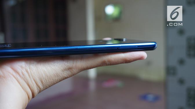 Xiaomi Mi 8 Lite, bodi samping terdapat SIM card tray (Liputan6.com/ Agustin Setyo W)