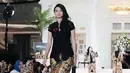 Penampilan Yuki saat berjalan di atas panggung catwalk mengenakan kebaya kutu baru hitam dengan kombinasi celana bermotif. (Liputan6.com/IG/@yukikt)