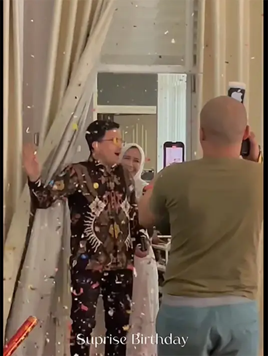 "Surprise penuh perjuanga,"  tulis Dine Mutiara sebagai caption videonya. Pemeran Tokek dalam sinetron Gembel Naik Kelas itu terlihat begitu bahagia mendapatkan kejutan ultah. [Instagram/dine.pearl]