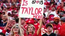Seorang fans Kansas City Chief mengangkat poster yang bertuliskan "apakah Taylor ada di sini" saat laga National Football League (NFL) antara Kansas City Chiefs melawan Chicago Bears di Arrowhead Stadium, Kansas, Misouri, Amerika Serikat pada Minggu (24/09/2023) waktu setempat. (AFP/Getty Images/Jason Hanna)